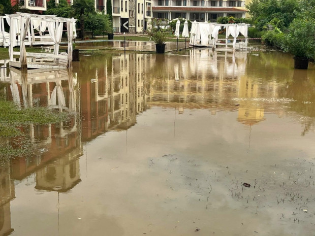 Трети ден след наводненията в Лозенец има хора които са