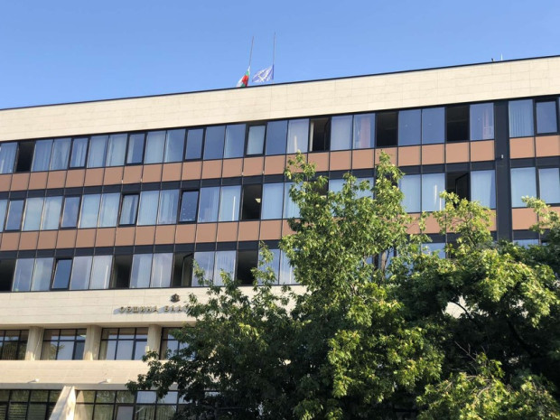 </TD
>Знамената на сградата на Община Благоевград са свалени наполовина в