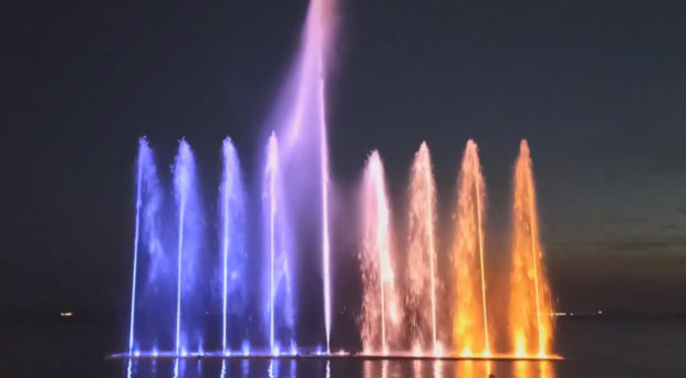 Плаващият музикалният фонтан вече радва жителите и гостите на Поморие
