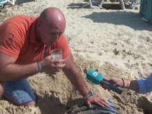 С чаша загребаха вода от тръба на плажа в Китен, вижте какво се оказа