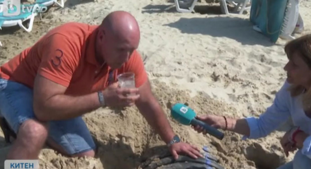 Клип, заснет на плаж Атлиман“, показва тръби, които водата от