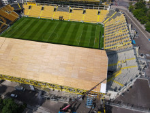 На стадион "Христо Ботев" работата не спира - козирката на Трибуна Изток е на финален етап
