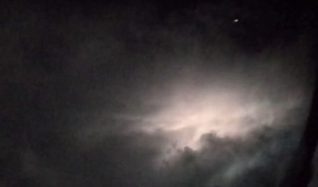 Заснеха ярка светлина в окото на урагана Лий Уникалното явление