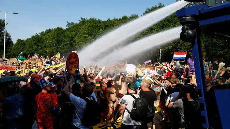 В Нидерландия полицията разпръсна с водни оръдия многохиляден протест, задържани са 2400 души