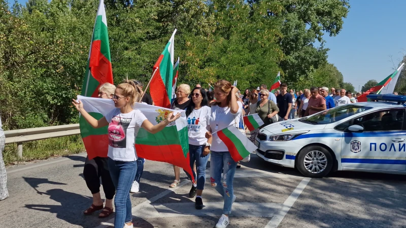 Близо час протестиращи затвориха в двете посоки за движение  Е-79 на входа на Видин