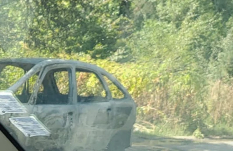 Автомобил гори в района на Гълъбец, движението е спряно