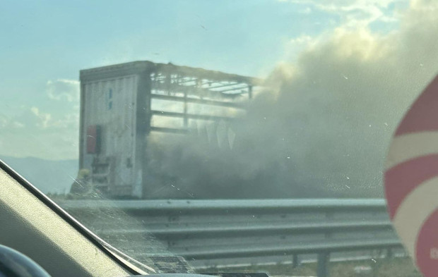</TD
>Гъст, непрогледен дим се стеле на магистрала Тракия, а задръстването