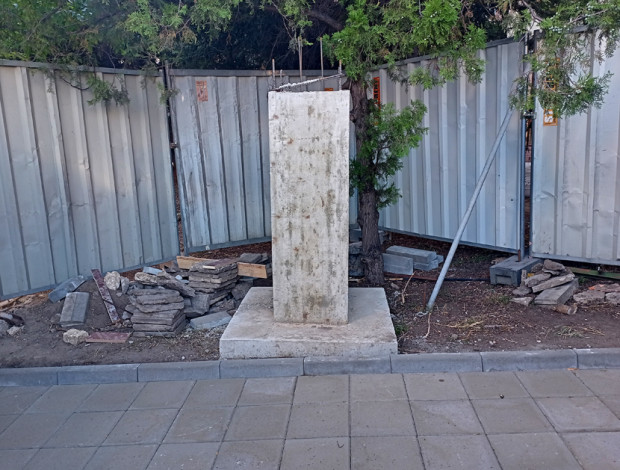Постамент за паметник е поставен до Окръжна болница във Варна