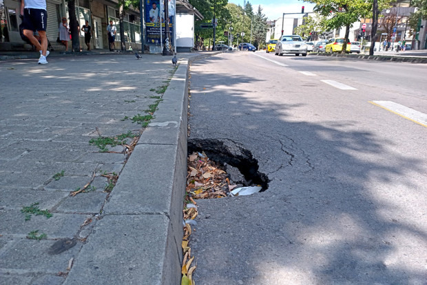 Опасна дупка в непосредствена близост до Община Варна