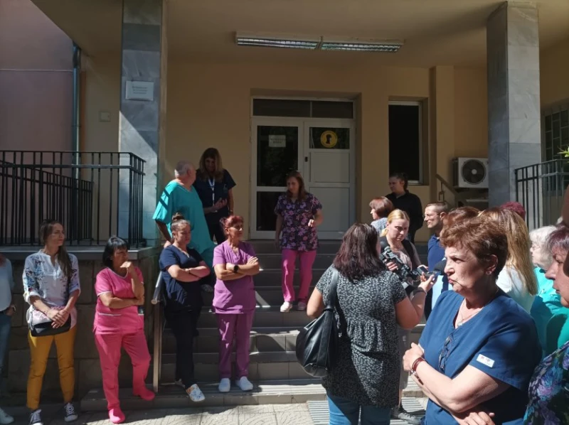 Служители на болница "Шейново" излязоха на протест