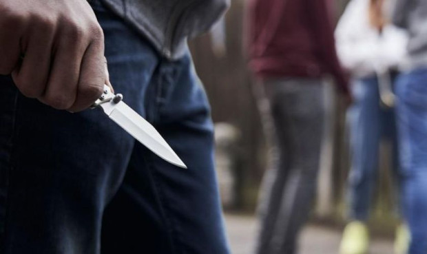 17 годишен младеж намушка с нож 15 годишно момче съобщават от РУ
