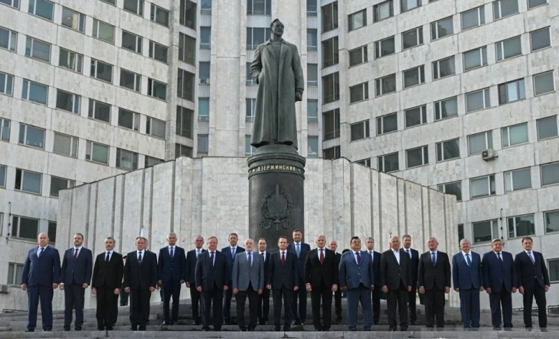 СВР на Русия откри огромен паметник на Феликс Дзержински, който гледа към "Полша и Прибалтика"