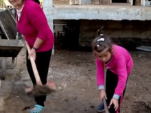 7-годишната Дениз от Царево: От сутринта до следобед не съм спряла да работя