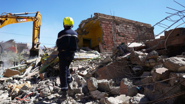 Спасителите в Мароко продължават да търсят оцелели при силното земетресение