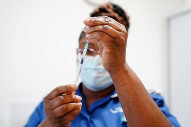 Великобритания започна с месец по рано зимната си ваксинационната кампания за