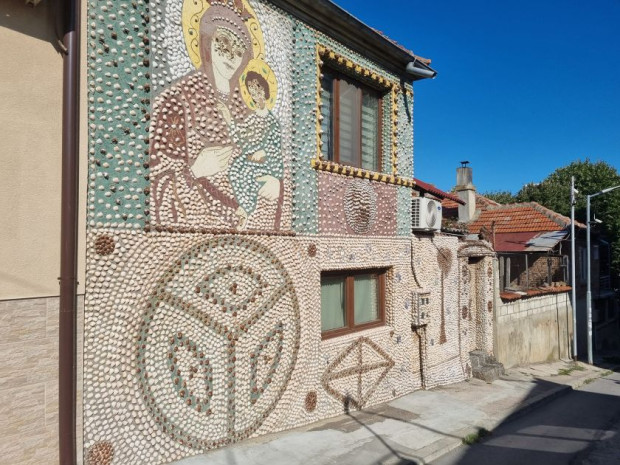 Уникална къща с миди и рапани привлича погледите на българи