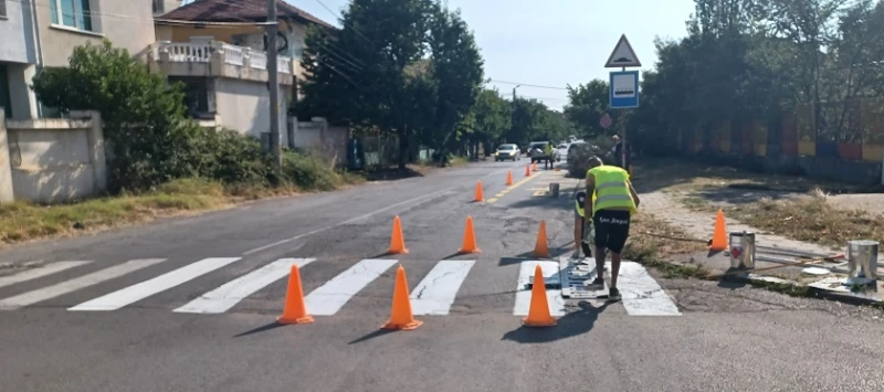 Нова премяна за пешеходните пътеки около училищата в Кюстендил