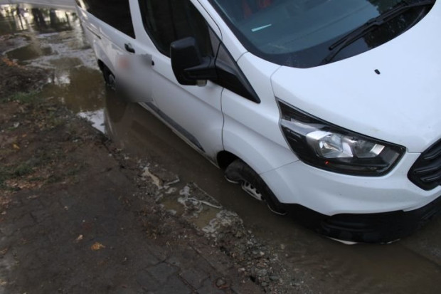 Микробус затъна в изкоп на нов водопровод в Благоевград