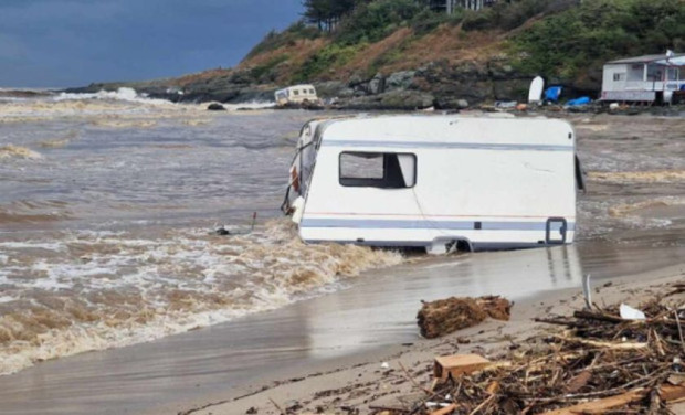 Плажът Силистар остава откъснат след наводнението по Южното Черноморие заради