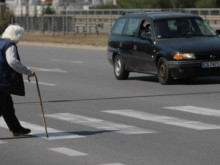 Блъснаха възрастна жена на пешеходна пътека в Бургас