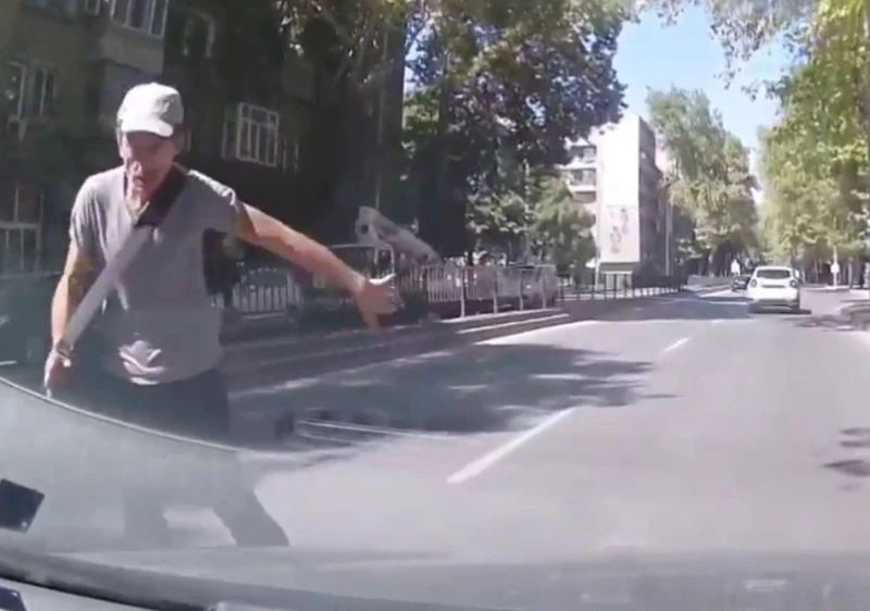 Пешеходец изкара акъла на шофьор в Пловдив