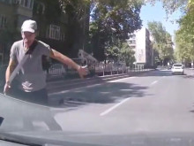 Пешеходец изкара акъла на шофьор в Пловдив