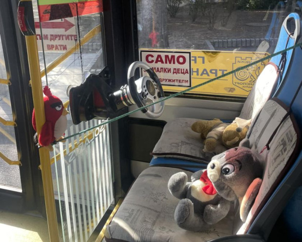 Обособен детски кът в градския транспорт във Варна впечатли жителите