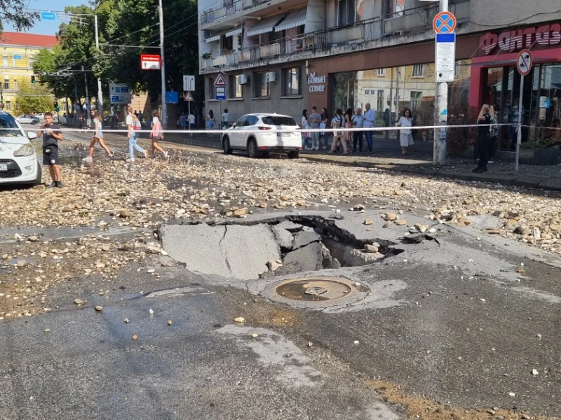 Спукана тръба предизвика гейзер в Плевен и разби улица