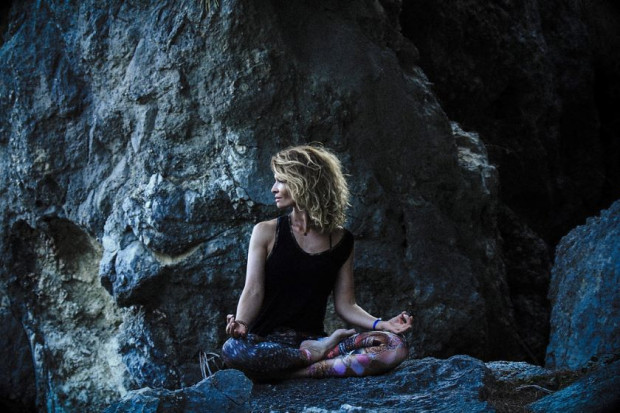 Йога е холистичен метод – разглежда физическото умственото емоционалното и