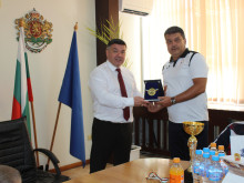 Областният управител на Габрово подари топки на златни медалисти по хандбал от Кубрат