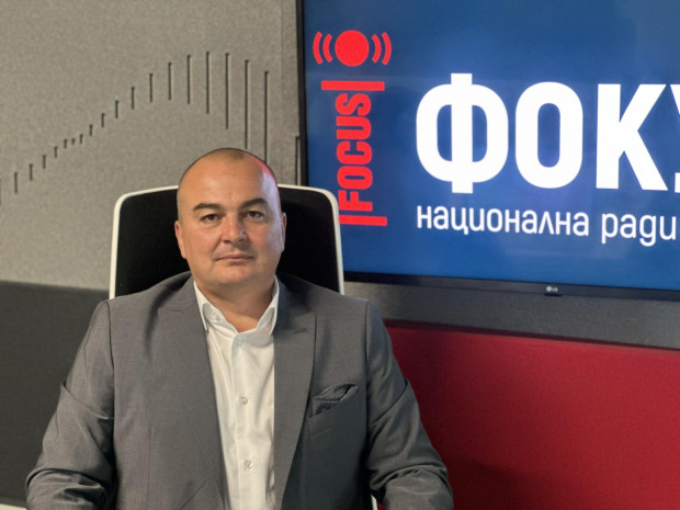 Министърът на финансите Асен Василев е фокусник  който си играе