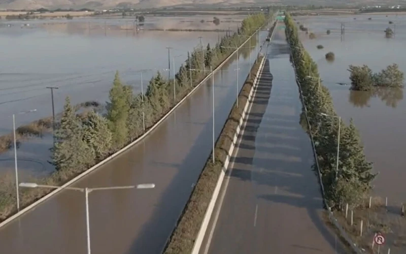 Националният път Атина-Солун остава затворен заради наводненията