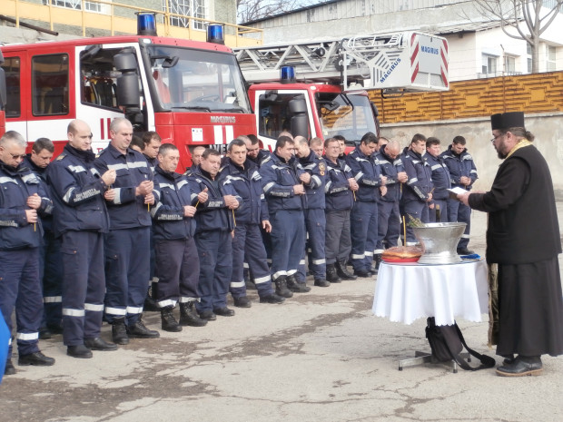 Българските огнеборци отбелязват днес професионалния си празник. Церемонията, в рамките на