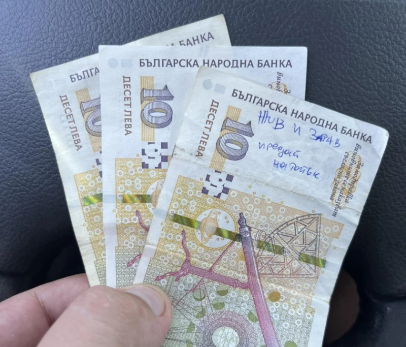 Глобен шофьор намери уникално послание под чистачката на колата си