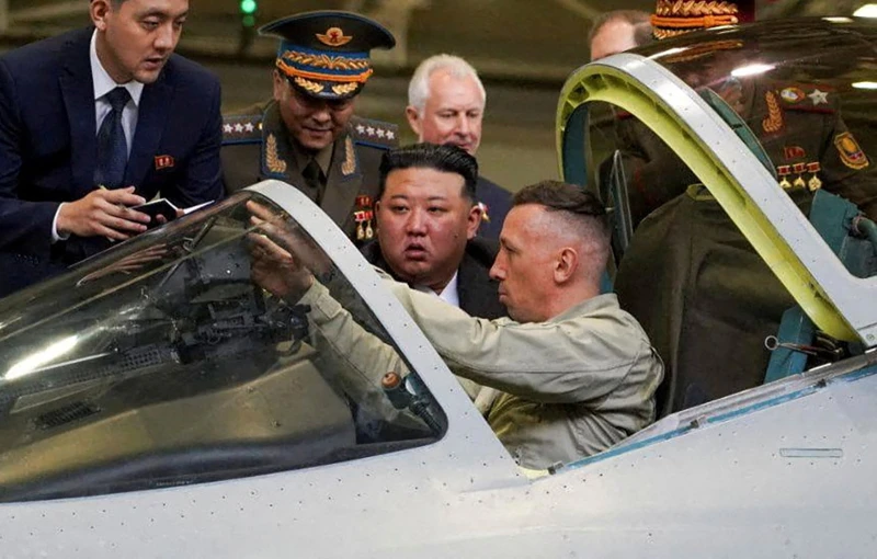 Ким Чен Ун посети авиационен завод в Русия, а Путин прие поканата за визита в Северна Корея