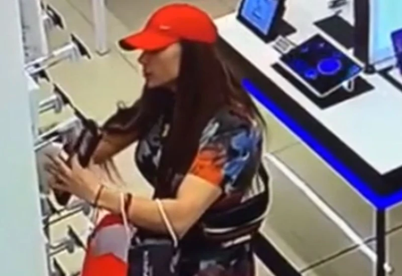 Млада жена се орезили в пловдивски мол, камера засне позора