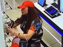 Млада жена се орезили в пловдивски мол, камера засне позора