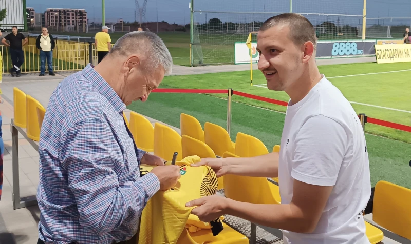 Неделев поздрави Зехтински за празника