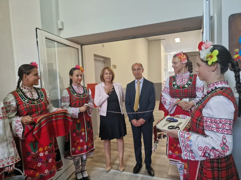 В напълно обновена сграда звуча училищният звънец на ППМГ "Никола Обрешков"-Казанлък