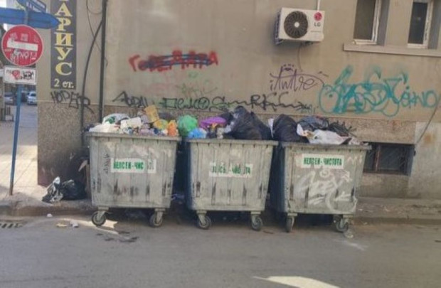 TD Снимка на препълнени контейнери в Русе се появи в популярна Facebook