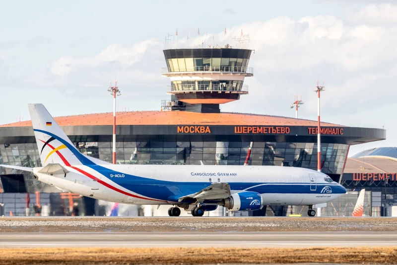 Десетки задържани и отменени полети в Москва заради поредна атака с дронове