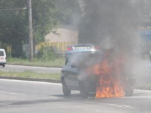 Мъж е с изгаряния, след като автомобилът му се запали на пътя