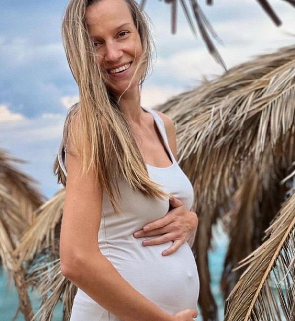 Актрисата Дария Симеонова показа бременното си коремче  Тя сподели кадри в