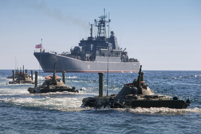Русия предислоцира три кораба-амфибия от Черно в Азовско море