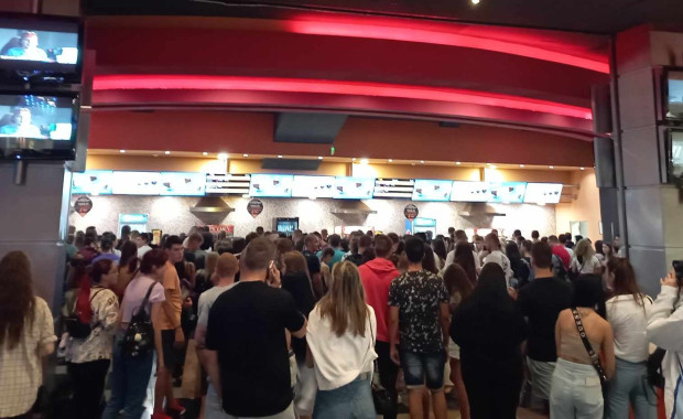 TD Огромни опашки се извиха пред касите на кино в пловдивски