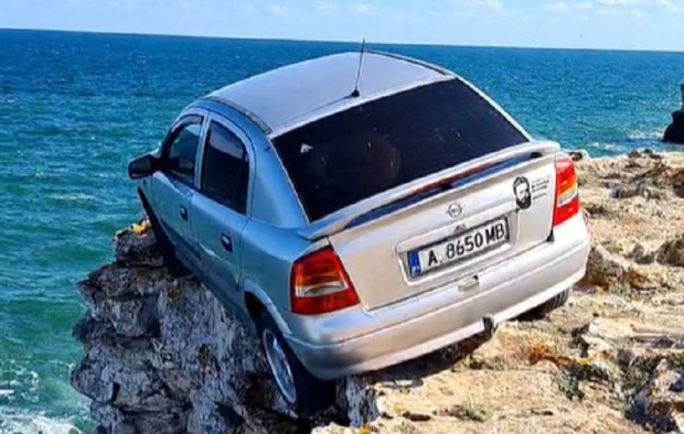 Автомобил се озова на ръба на скалите край Тюленово, научи