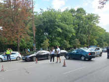 Лек автомобил и мотор катастрофираха в центъра на София