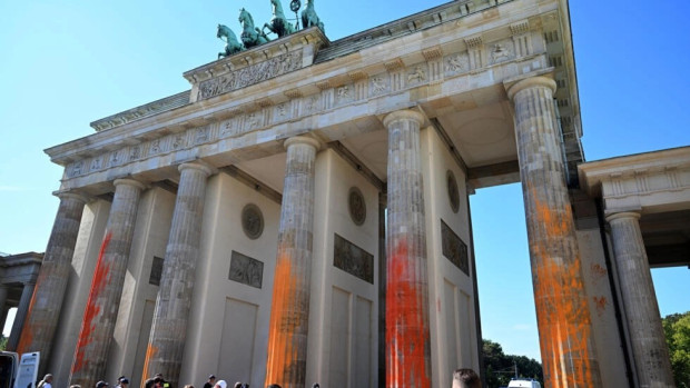 Шест от колоните на Бранденбургската врата в центъра на германската