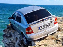 Автомобил се озова на ръба на скала на морето
