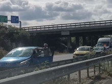 Движението от Пловдив към Труд е парализирано, шофьори излизат от колите